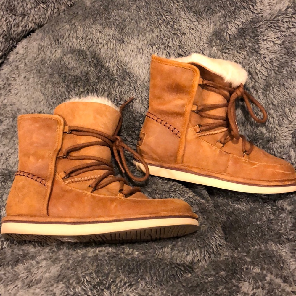 UGG LODGE SIZE 7 boots